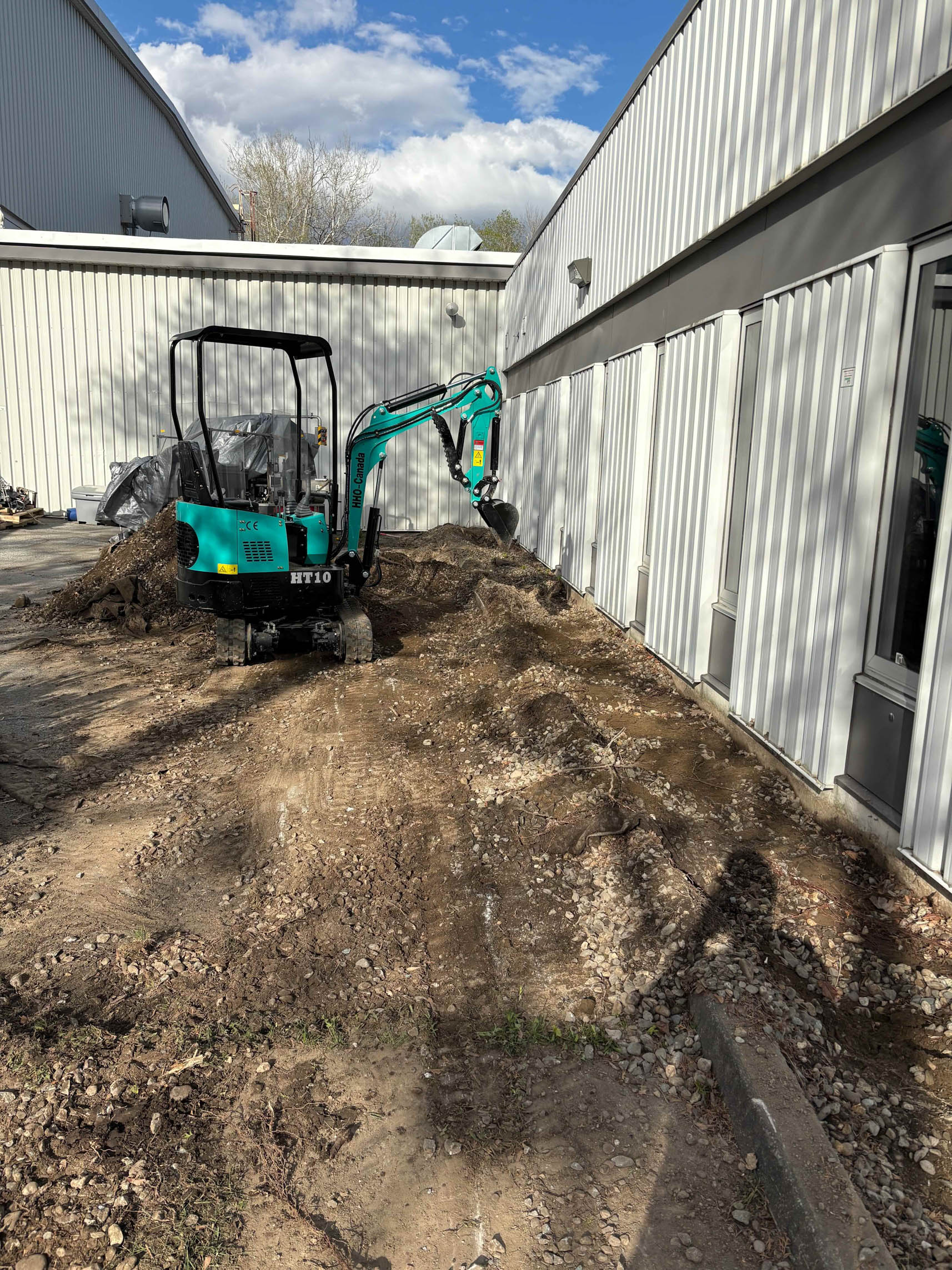 Mini-excavatrice sur un chantier de terrassement